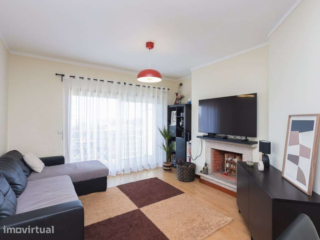 Apartamento T2 com Varanda e Garagem em Canelas - Grande imagem: 2/26