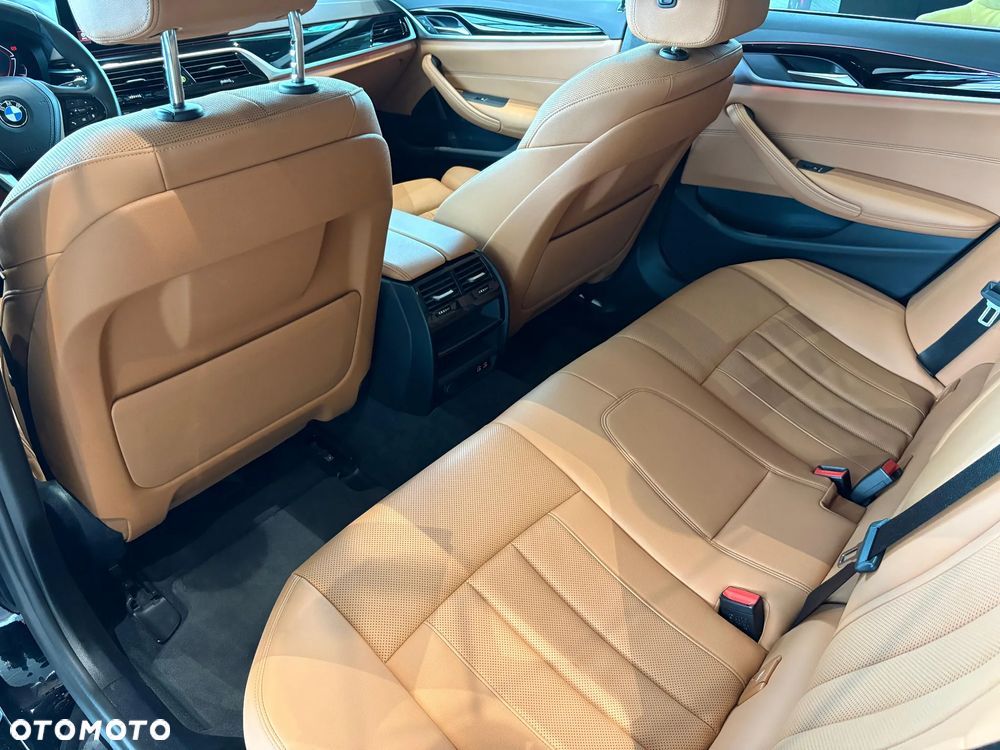 BMW Seria 5 530i xDrive mHEV - 20