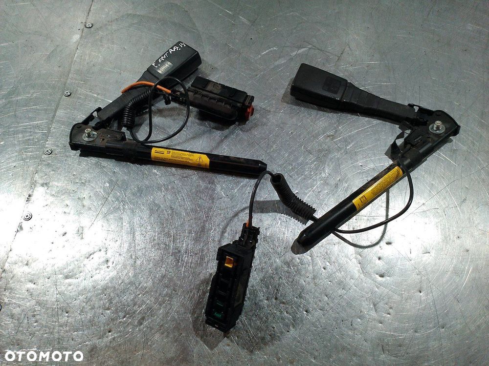 ZAPINKI, SPINKI PASA PRZÓD KOMPLET OPEL ASTRA H 13127266  13127267 1.7 CDTI - 1