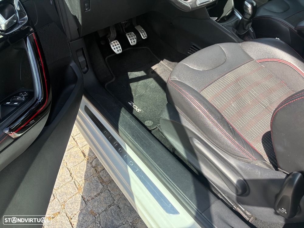 Peugeot 208 1.2 PureTech GT Line - 25