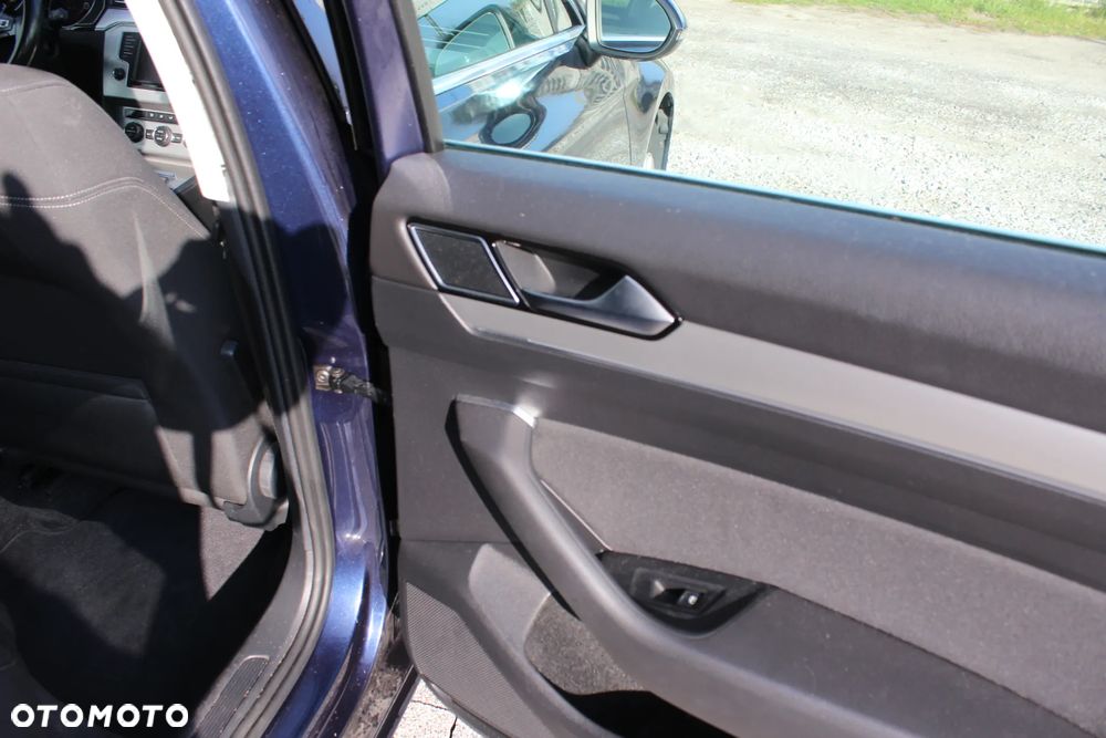 Volkswagen Passat Variant 1.6 TDI SCR DSG Comfortline - 29