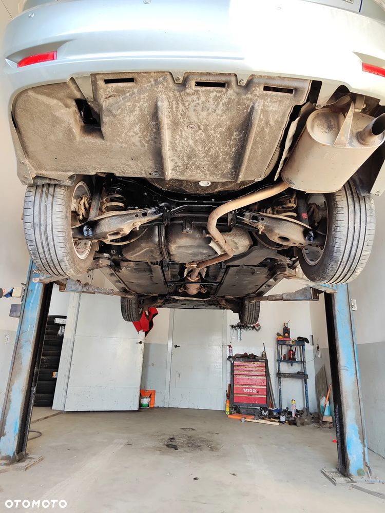 Toyota Avensis 1.8 Sol - 17