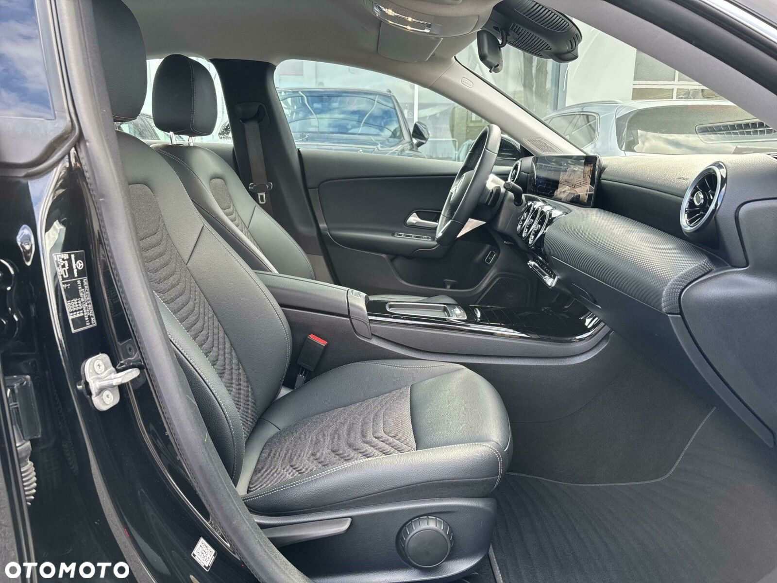 Mercedes-Benz CLA 200 Progressive 7G-DCT - 16