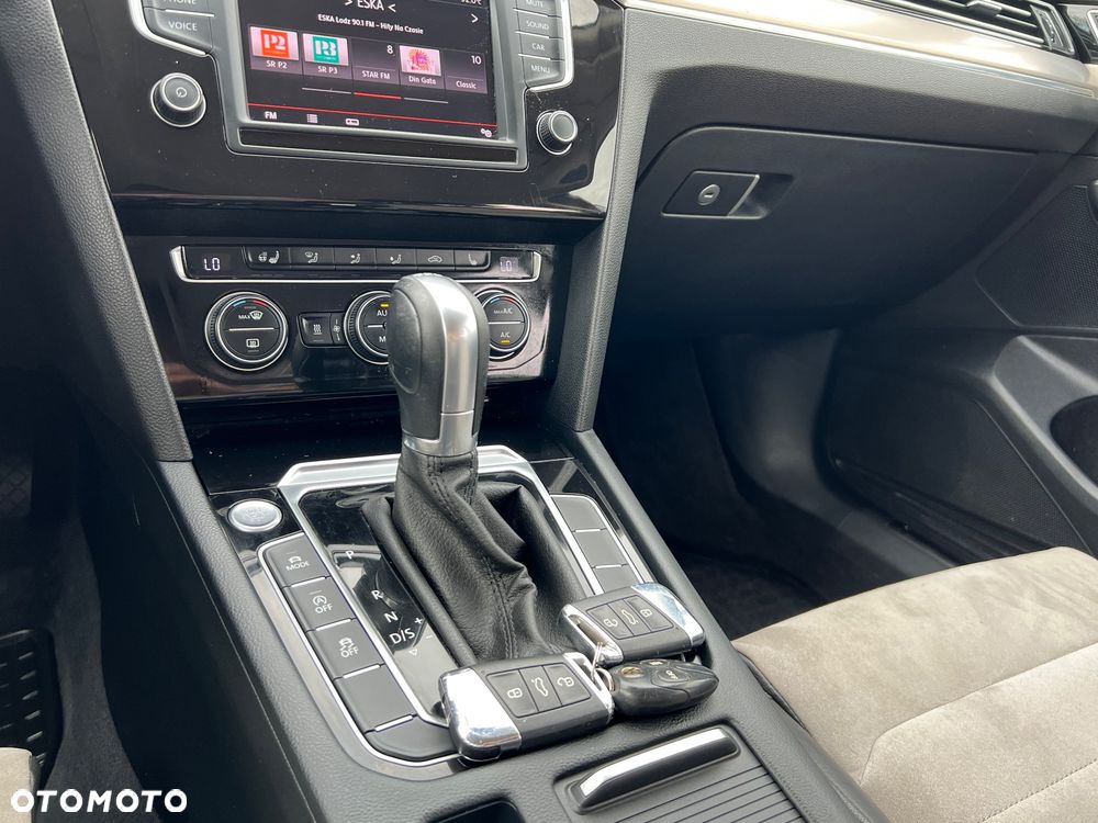 Volkswagen Passat Variant 2.0 TDI SCR DSG (BlueM Tech) Highline - 33