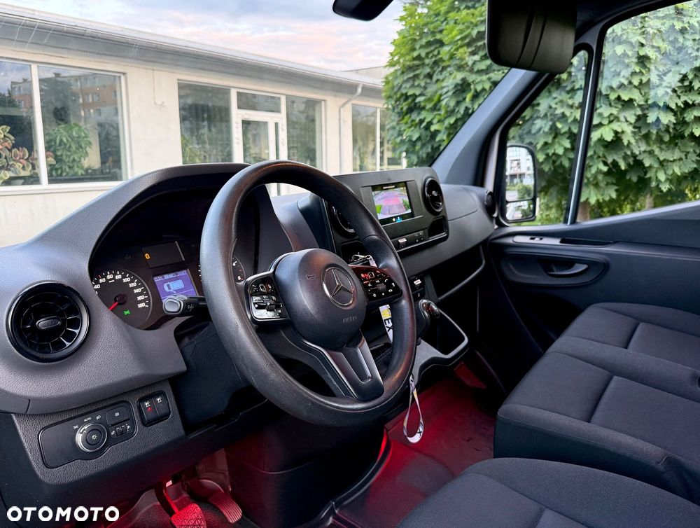 Mercedes-Benz Sprinter - 11