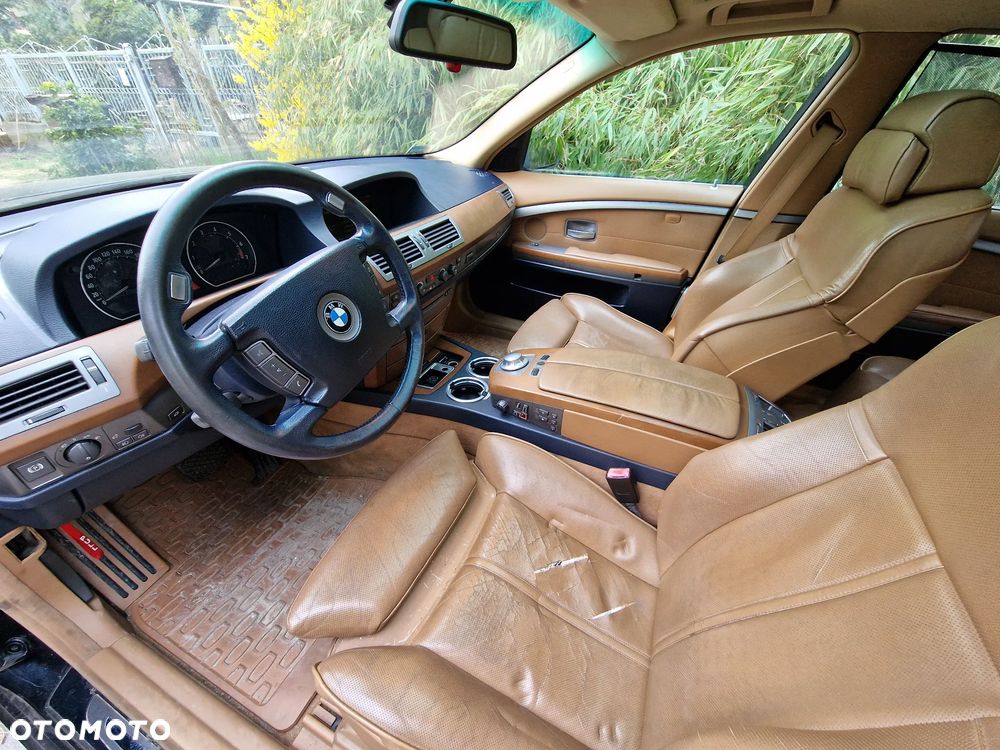 BMW Seria 7 745i - 8