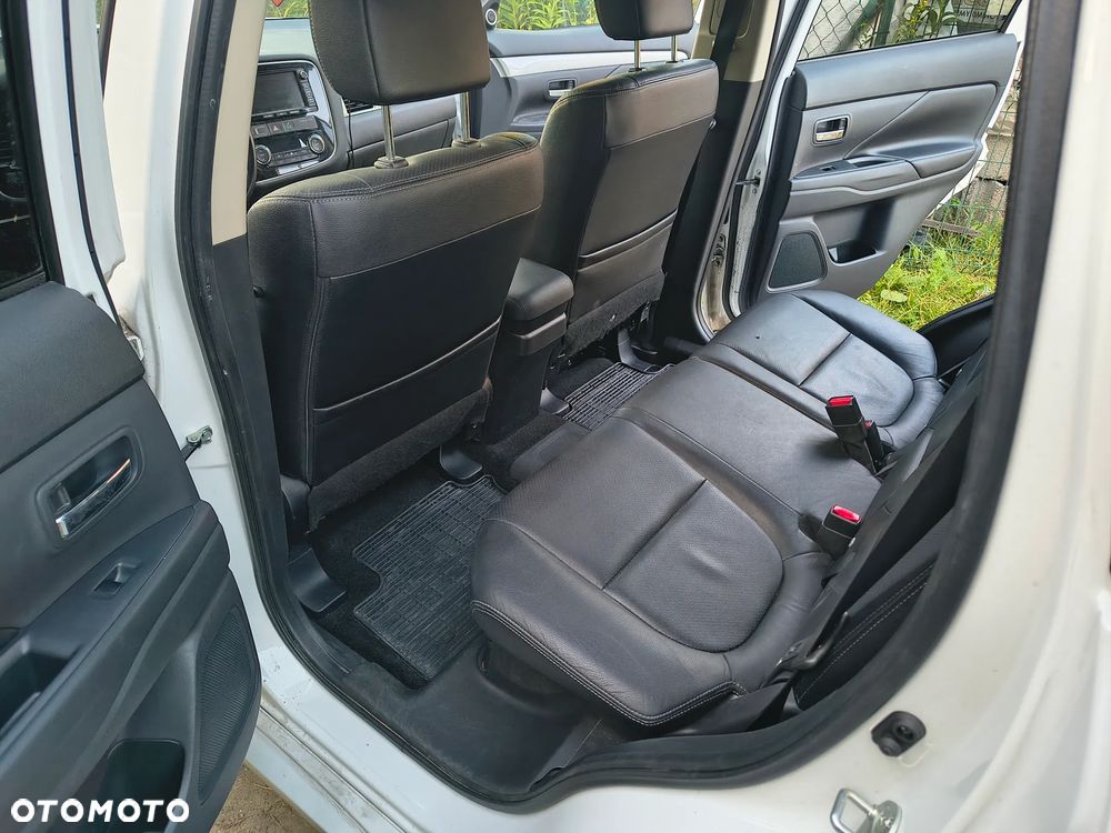 Mitsubishi Outlander Instyle NAVI + - 15