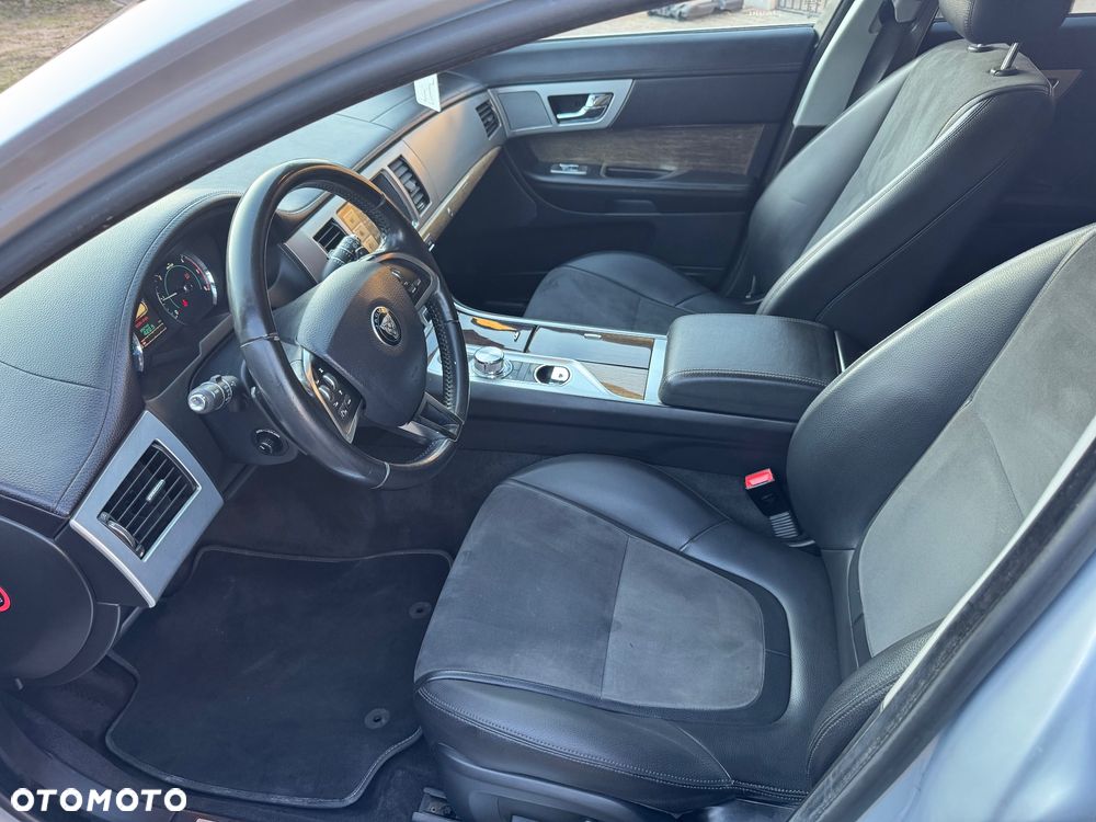 Jaguar XF 2.2 D Premium Luxury - 11