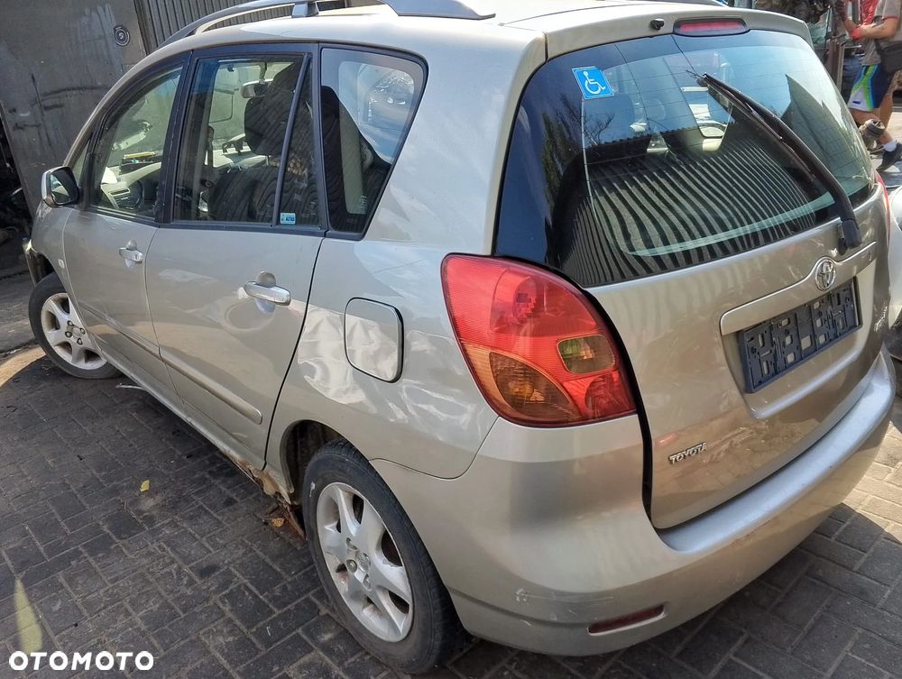 Toyota Corolla Verso I (02-04r.) 2.0 D-4D 89KM. Silnik 1CD-FTV Skrzynia  E351 lakier1D9 – Silver Graphite. Cały na części GWARANCJA !!!  Przód Tył Zestaw Komplet Drzwi Klapa Zderzak Błotnik Maska Grill Atrapa Szyba Pas Lampa Lusterko Boczki Fotel Kanapa Kokpit Deska Rozdzielcza Przełącznik Włącznik Sterownik Przewody Wiązka Instalacja Moduł Komputer Czujnik Listwa Pompa Alternator Wtryski Głowica Rozrusznik Kompresor Sprzęgło Dwumas Silnik Skrzynia ABS Klimatyzacji Paliwa Wspomagania Kolektor Turbina Przepustnica Zawór Chłodnica Koło Hak Belka Sanki Zawieszenie Mcpherson Półoś Amortyzator Wydech Tłumik Zacisk Most - 6