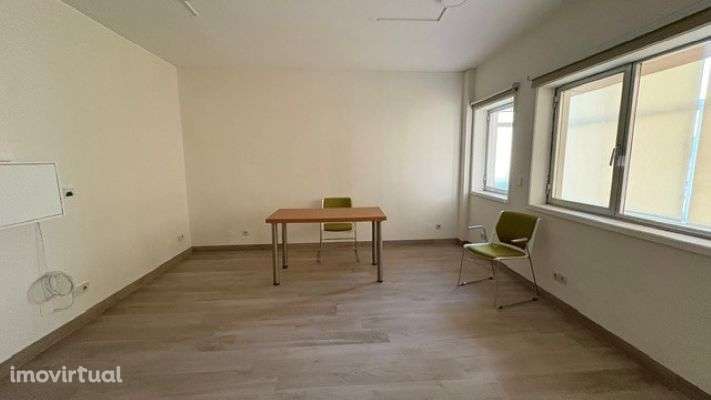 T0 na Av da Baovista, junto à Casa da Música - Grande imagem: 5/13