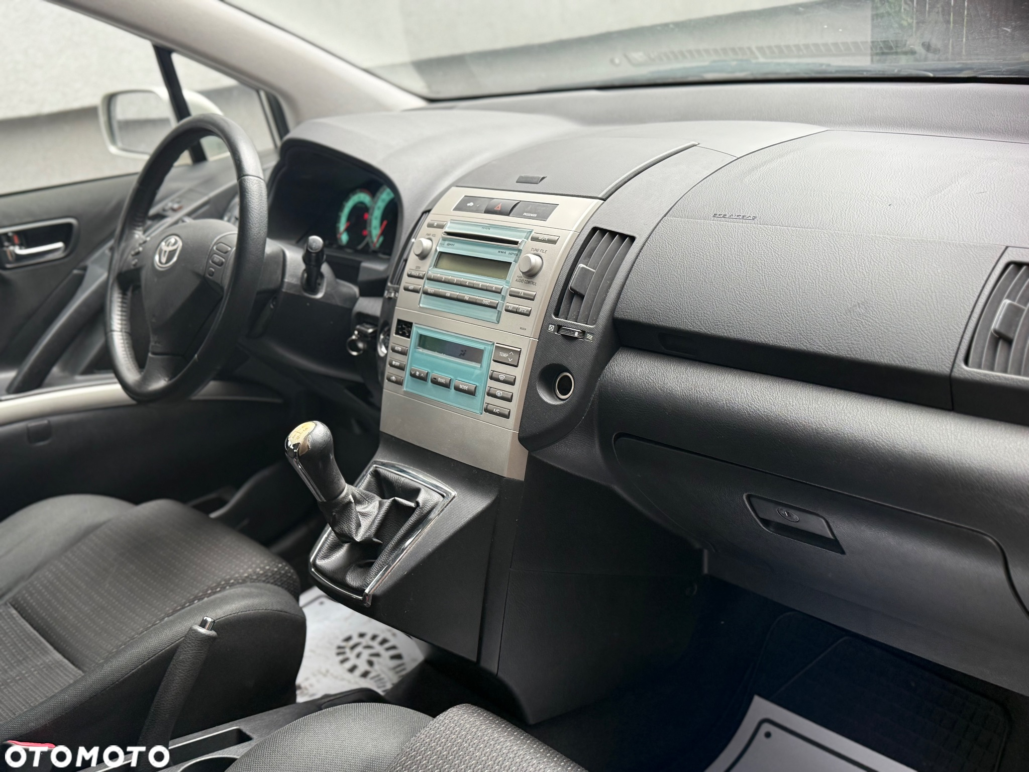 Toyota Corolla Verso 1.6 Premium + - 11