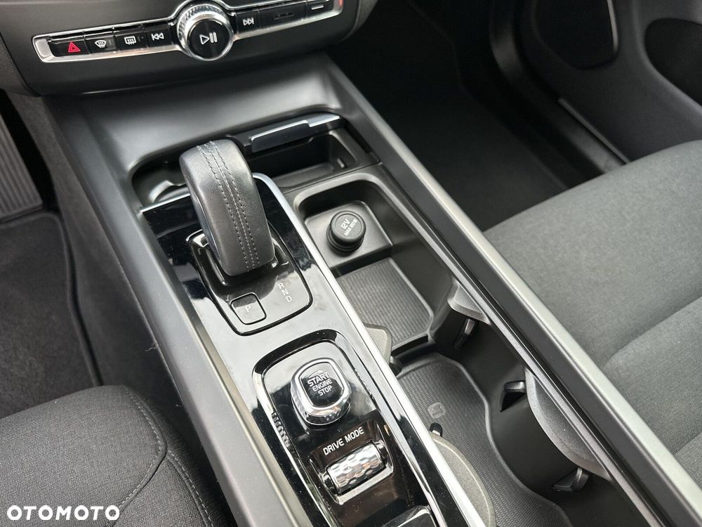 Volvo XC 60 B4 B Momentum - 23