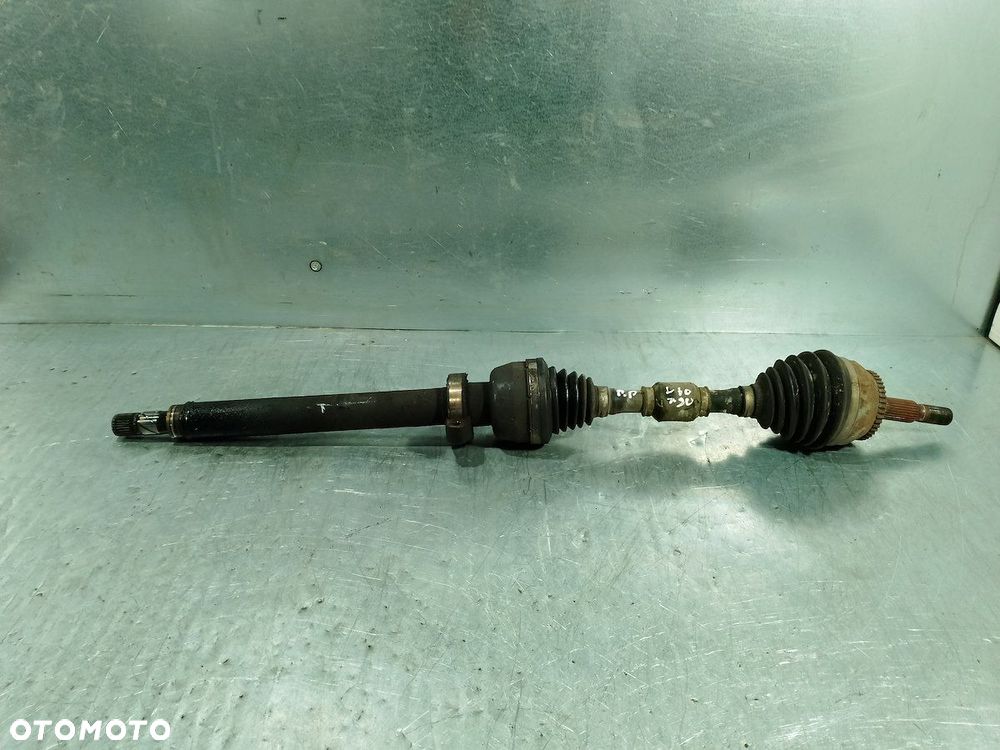 PÓŁOŚ PRAWA PRZÓD VOLVO V40 ( 95-04 ) 1.9 - 1