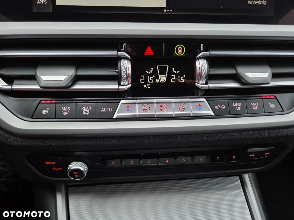 BMW Seria 3 330i Touring xDrive Sport Line - 33