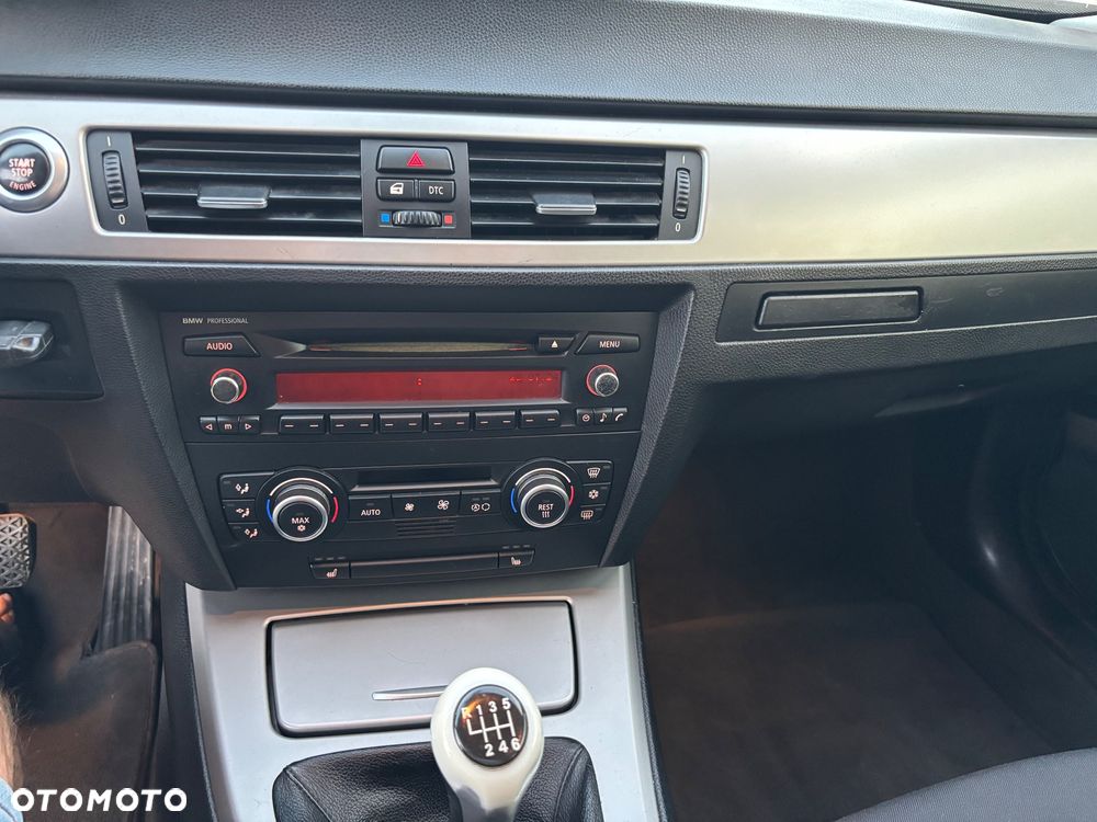 BMW Seria 3 318i Touring - 28
