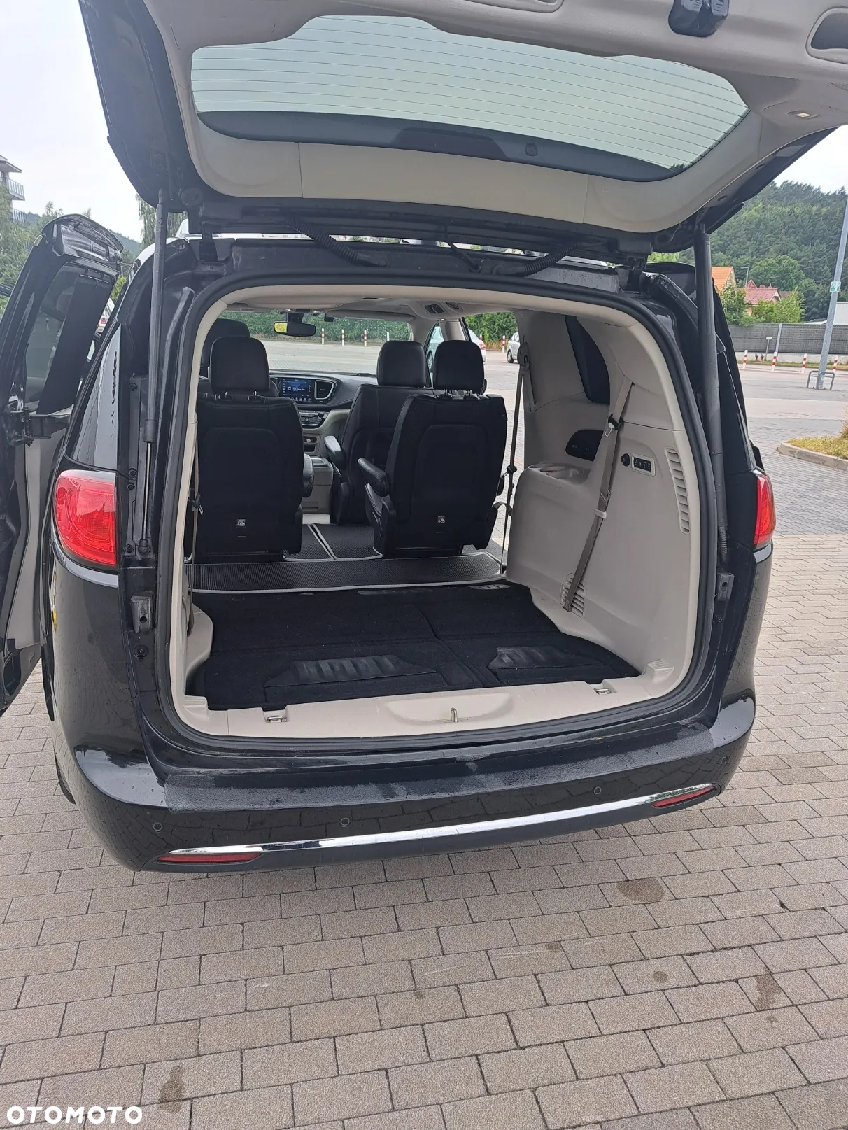 Chrysler Pacifica - 12