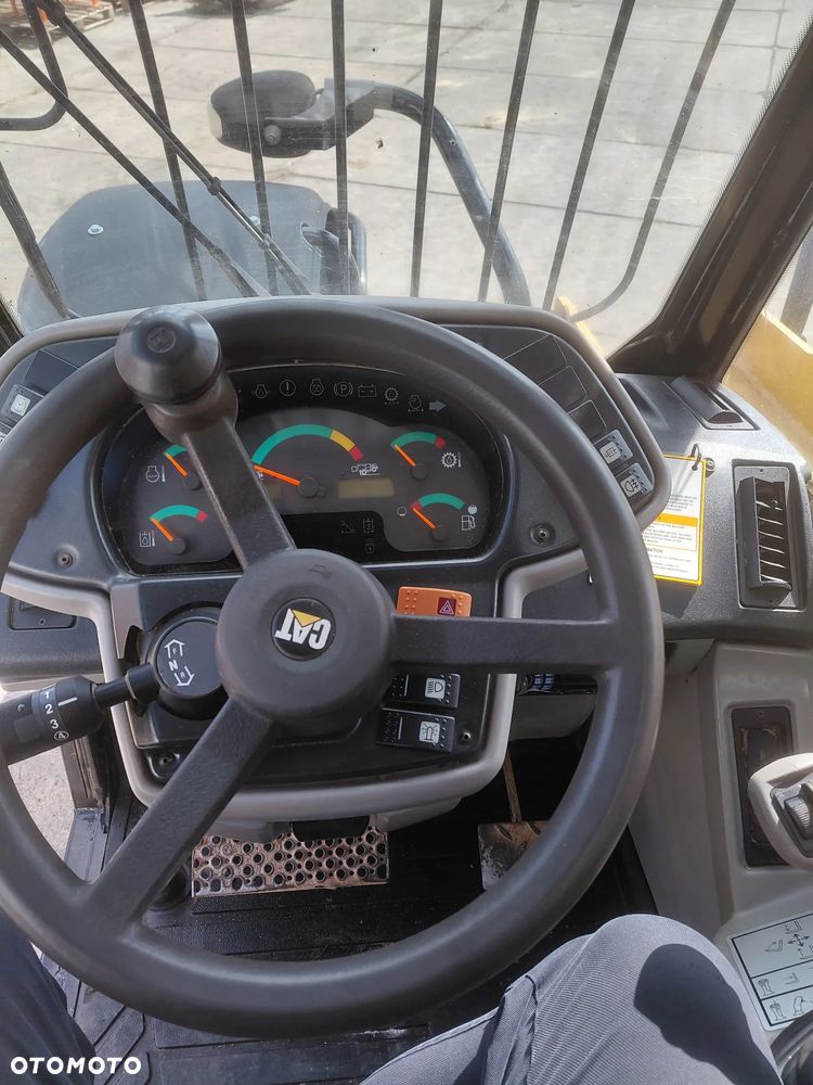 Caterpillar TH220B - 11