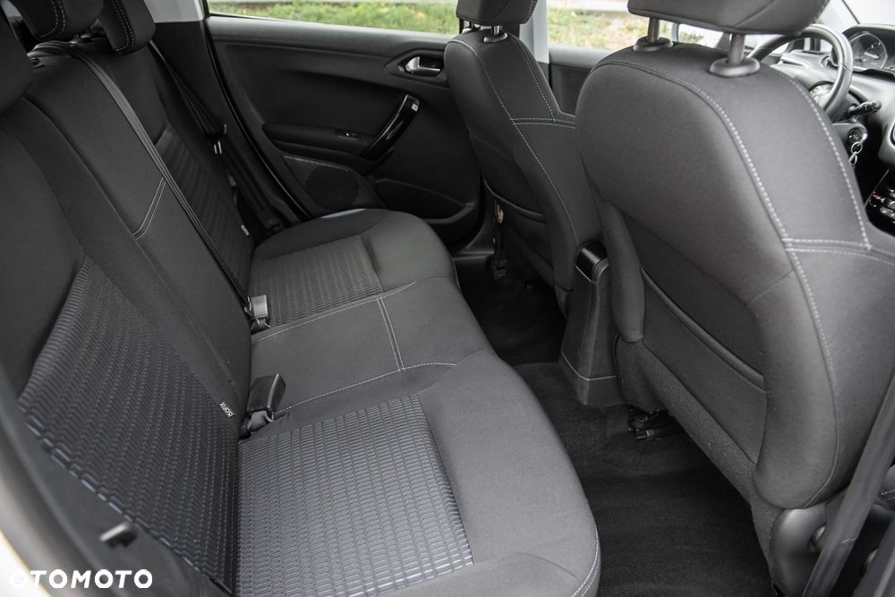 Peugeot 208 120 VTI Intuitive - 26
