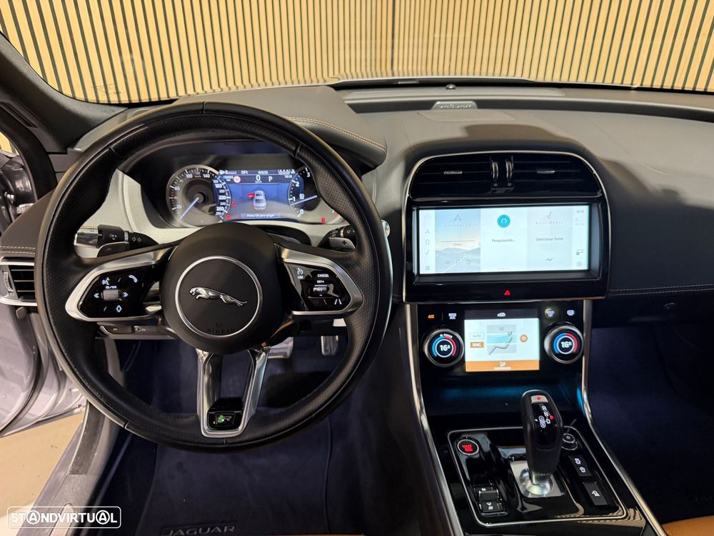 Jaguar XE 2.0 i4 R-Dynamic HSE - 8