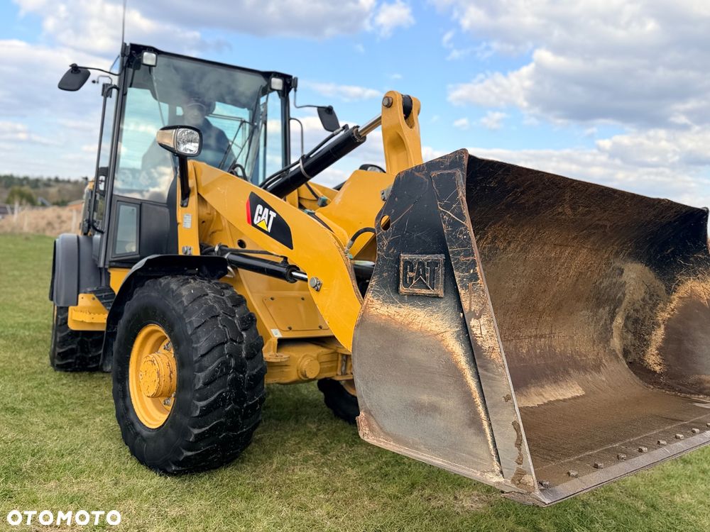 Caterpillar Ładowarka łamana 906M Cat łyżka widły 907 908 5 6 ton SZYBKOZŁĄCZE HYDRAULICZNE dodatkowe linie ZAMIATARKA za dopłatą - 17