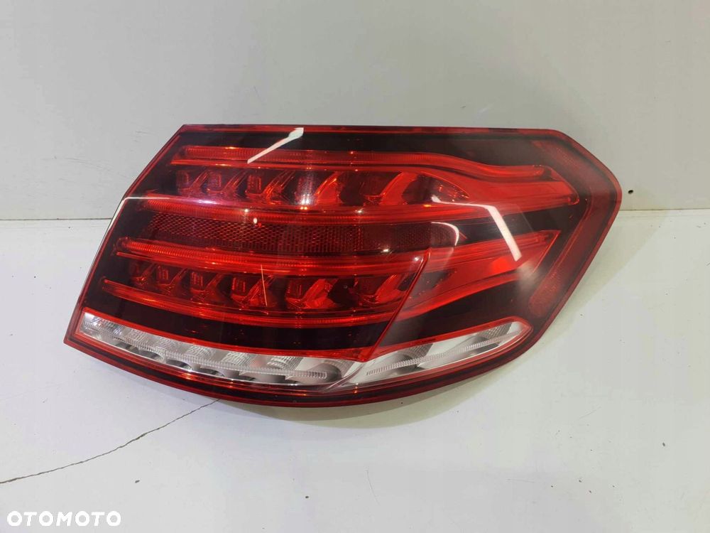MERCEDES W212 SEDAN LAMPA TYŁ PRAWA A2129060803 - 1