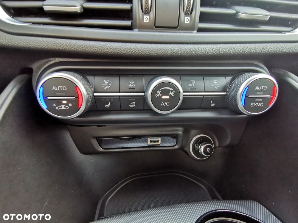 Alfa Romeo Giulia 2.0 Turbo 16V AT8-Q4 Veloce - 29