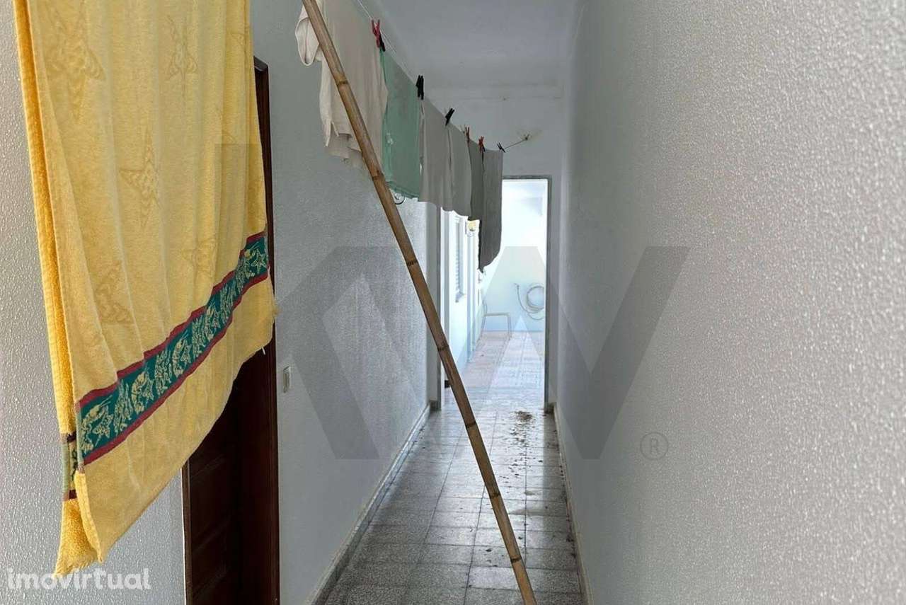 Moradia T3 e garagem para renovar, em Escaroupim - Salvaterra de Magos - Grande imagem: 2/35