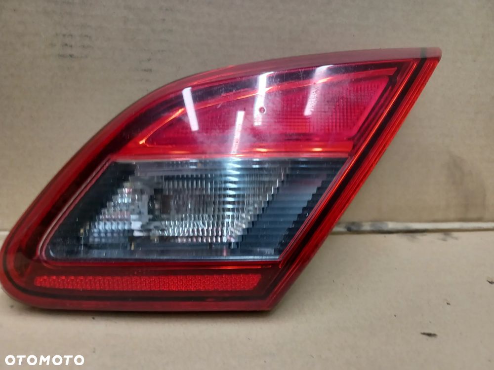 LAMPA TYLNA PRAWA W KLAPE CORSA E - 6