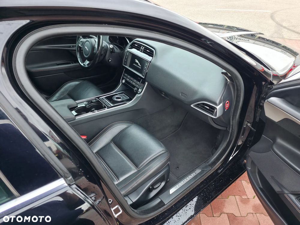 Jaguar XE 20d Prestige - 24