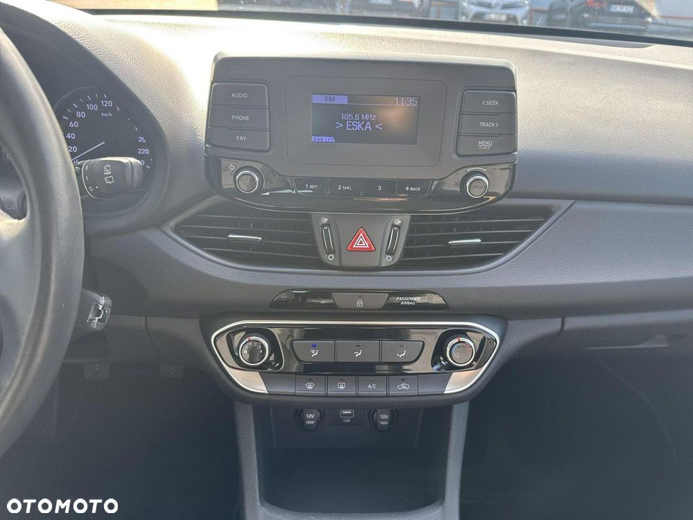 Hyundai i30 1.5 DPI Classic + - 23