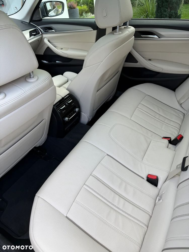 BMW Seria 5 520d Sport Line - 31