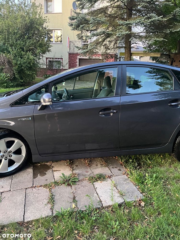 Toyota Prius (Hybrid) - 4