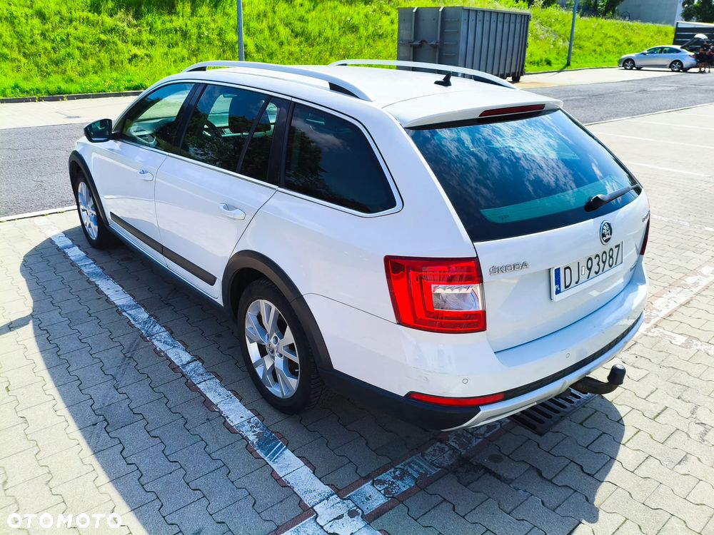 Skoda Octavia Scout 2.0 TDI 4x4 DSG - 8