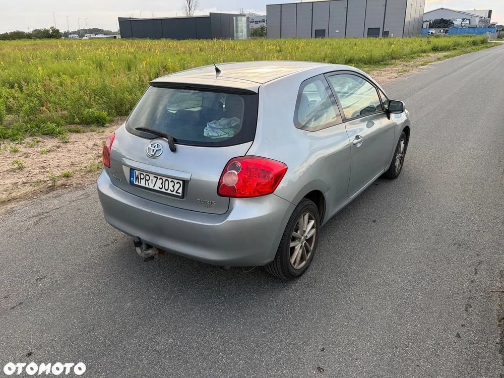 Toyota Auris 2009 photo 3