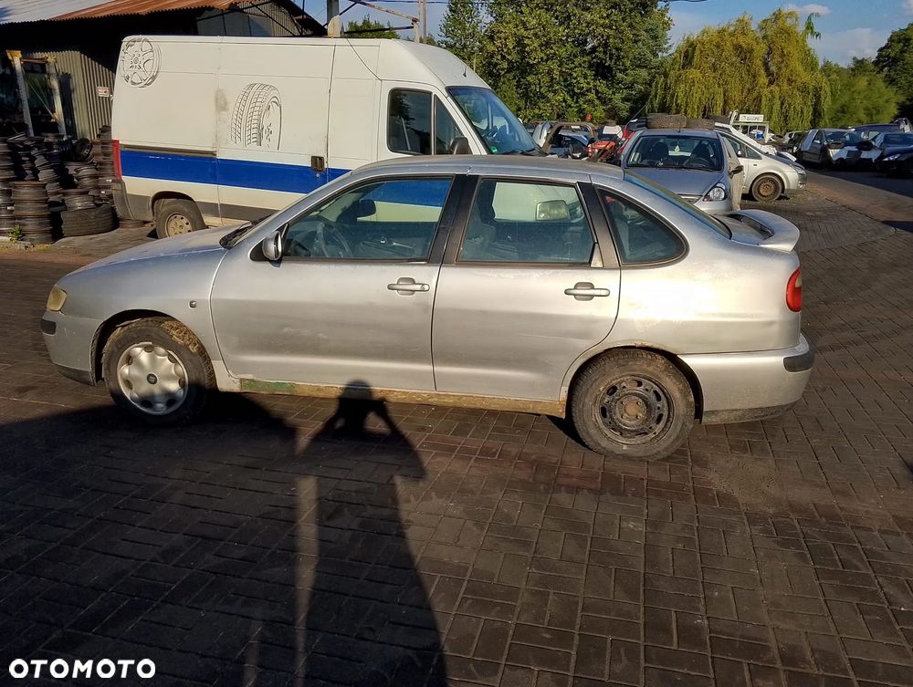 Seat Cordoba I FL (99-02r.) 1.9 TDI 89KM. Silnik AGR Skrzynia EKU lakier L1/LS7N.Cały na części. GWARANCJA !!!  Przód Tył Zestaw Komplet Drzwi Klapa Zderzak Błotnik Maska Grill Atrapa Szyba Pas Lampa Lusterko Boczki Fotel Kanapa Kokpit Deska Rozdzielcza Przełącznik Włącznik Sterownik Przewody Wiązka Instalacja Moduł Komputer Czujnik Listwa Pompa Alternator Wtryski Głowica Rozrusznik Kompresor Sprzęgło Dwumas Silnik Skrzynia ABS Klimatyzacji Paliwa Wspomagania Kolektor Turbina Przepustnica Zawór Chłodnica Koło Hak Belka Sanki Zawieszenie Mcpherson Półoś Amortyzator Wydech Tłumik Zacisk Most - 5