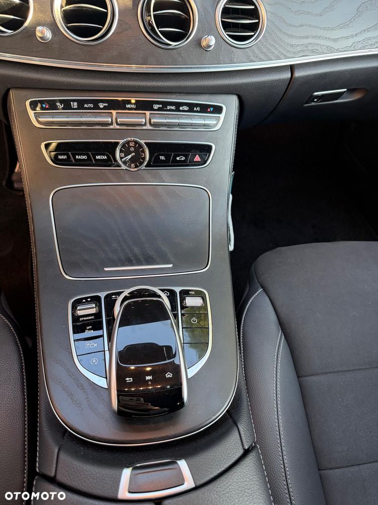 Mercedes-Benz Klasa E 220 d 4-Matic 9G-TRONIC - 23