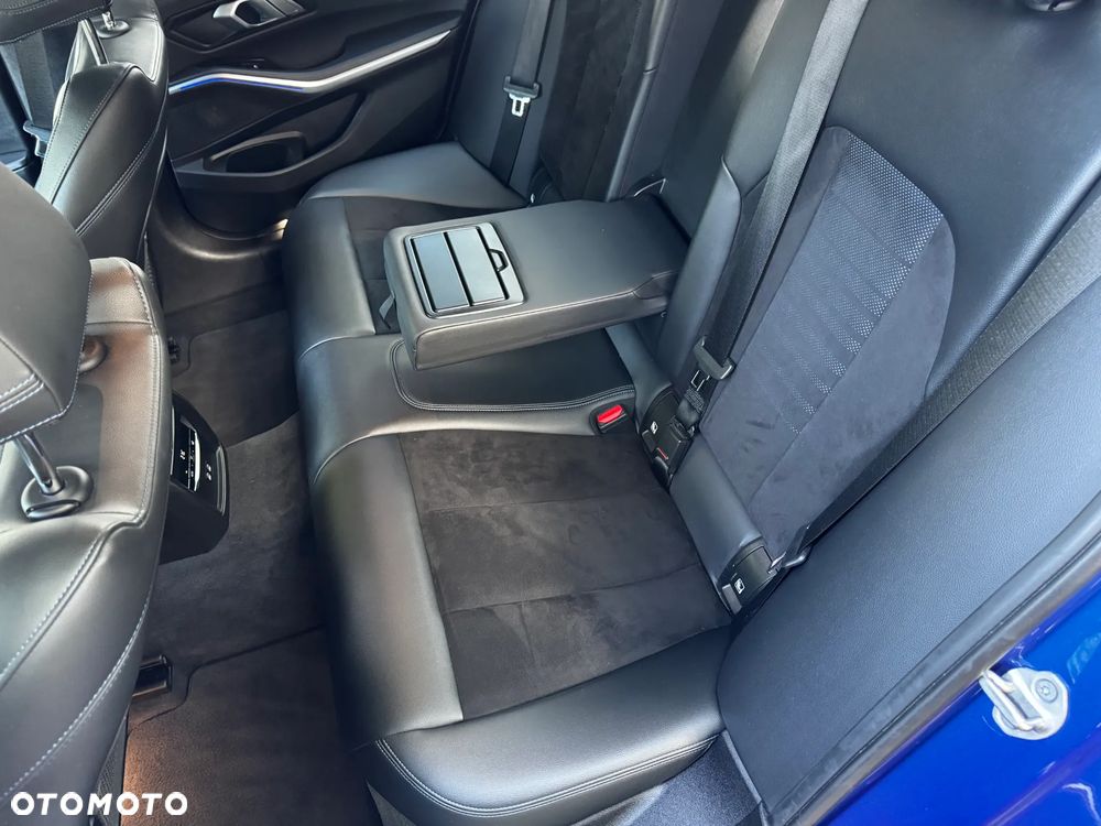 BMW Seria 3 318d M Sport - 32