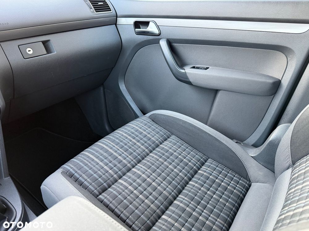 Volkswagen Touran - 21