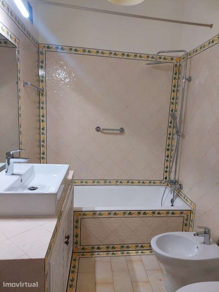 Apartamento T2 em Linda-a-Velha, com elevador e cozinha equipada - Grande imagem: 5/5