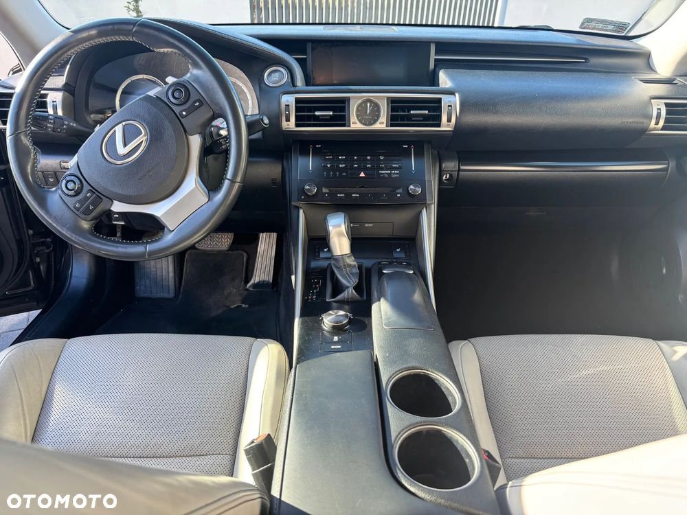 Lexus IS - 12