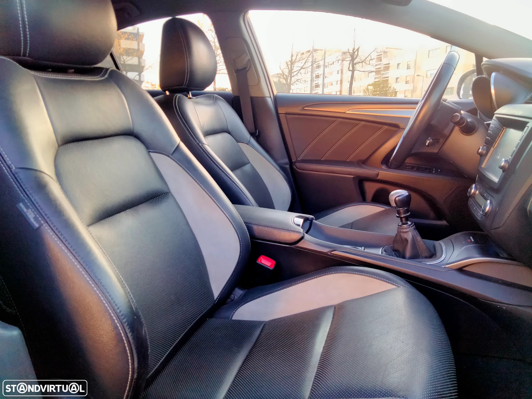 Toyota Avensis SD 2.0 D-4D Luxury+GPS - 12
