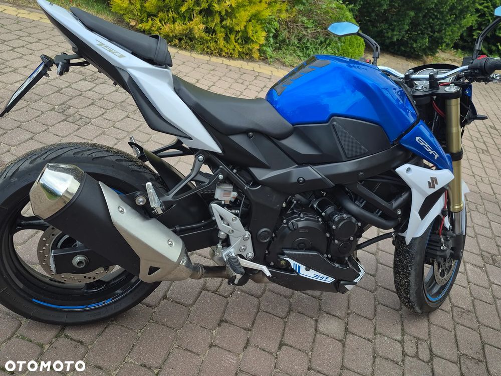 Suzuki GSR - 2