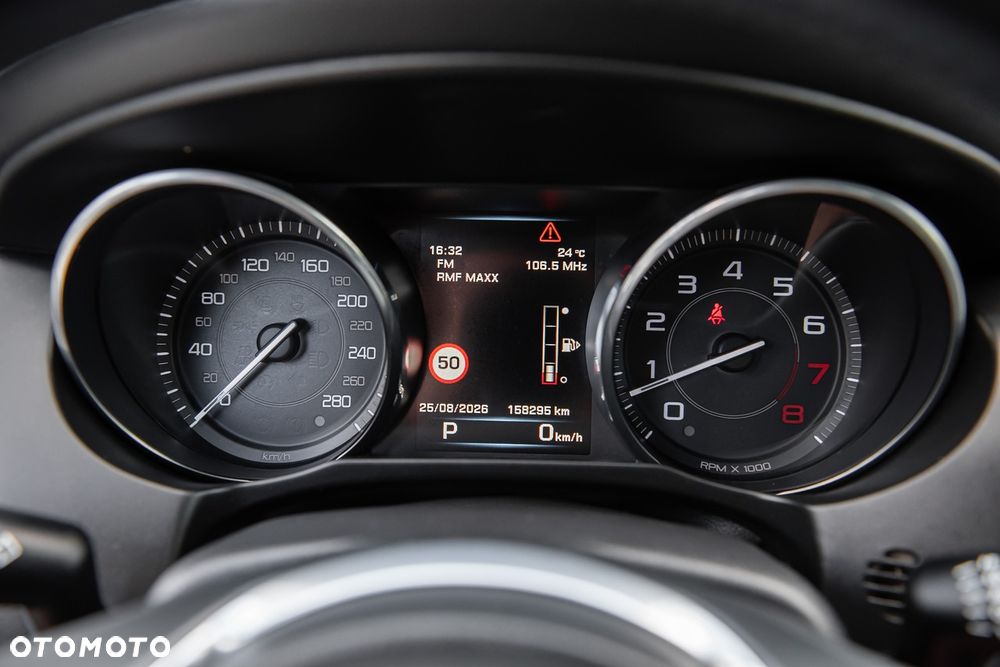 Jaguar XE - 22