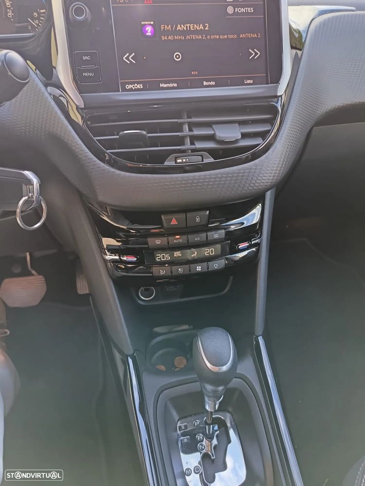 Peugeot 2008 1.2 PureTech Allure EAT6 - 5