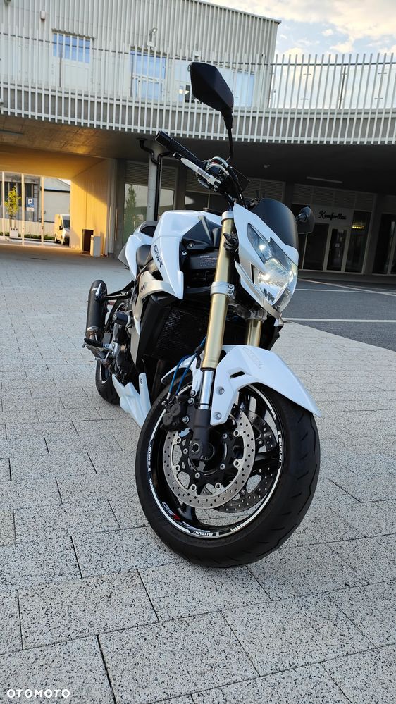 Suzuki GSR - 33
