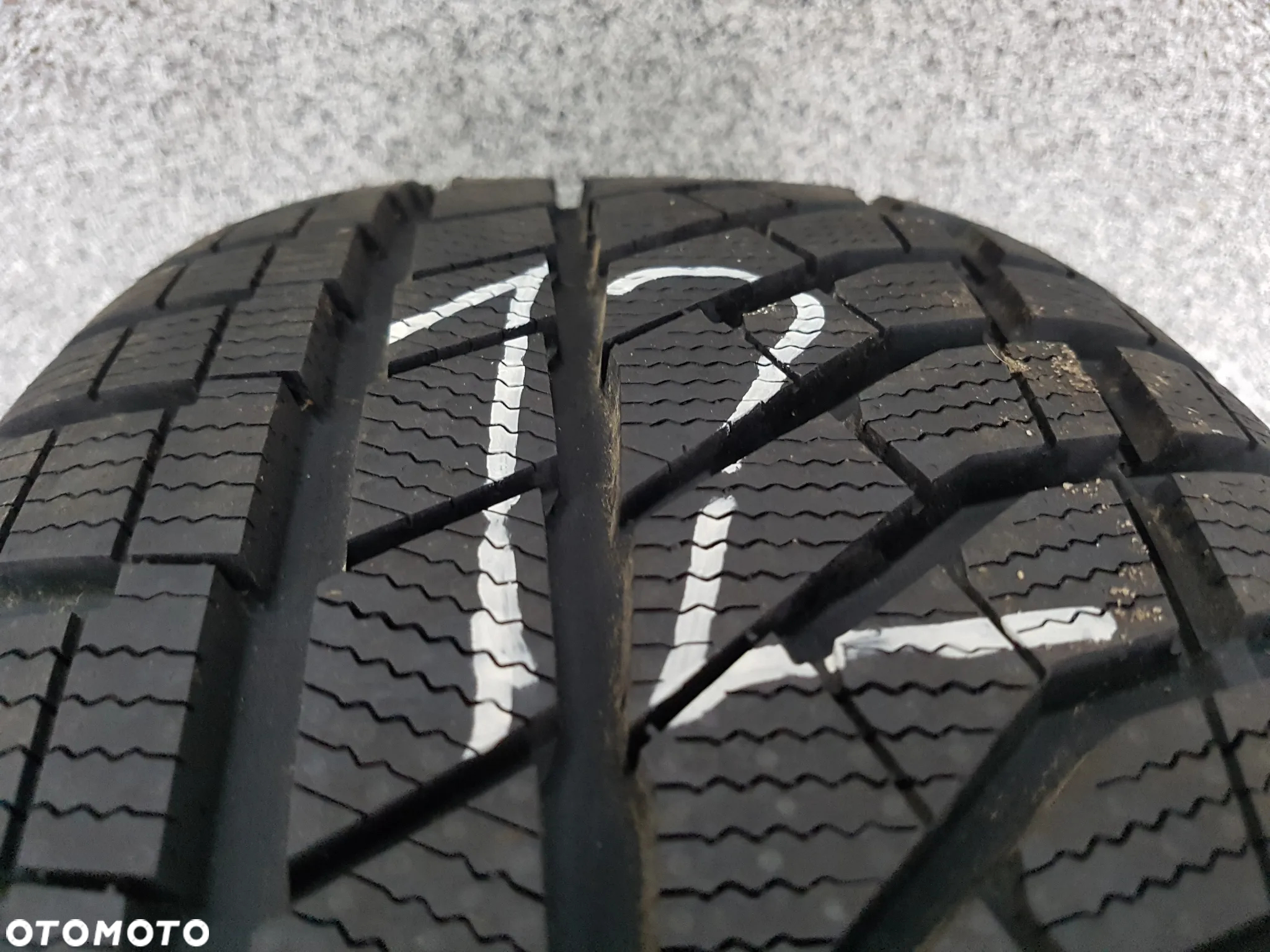OPONA FALKEN EUROWINTER HS02PRO  235/65R17  235/65/17 - 10