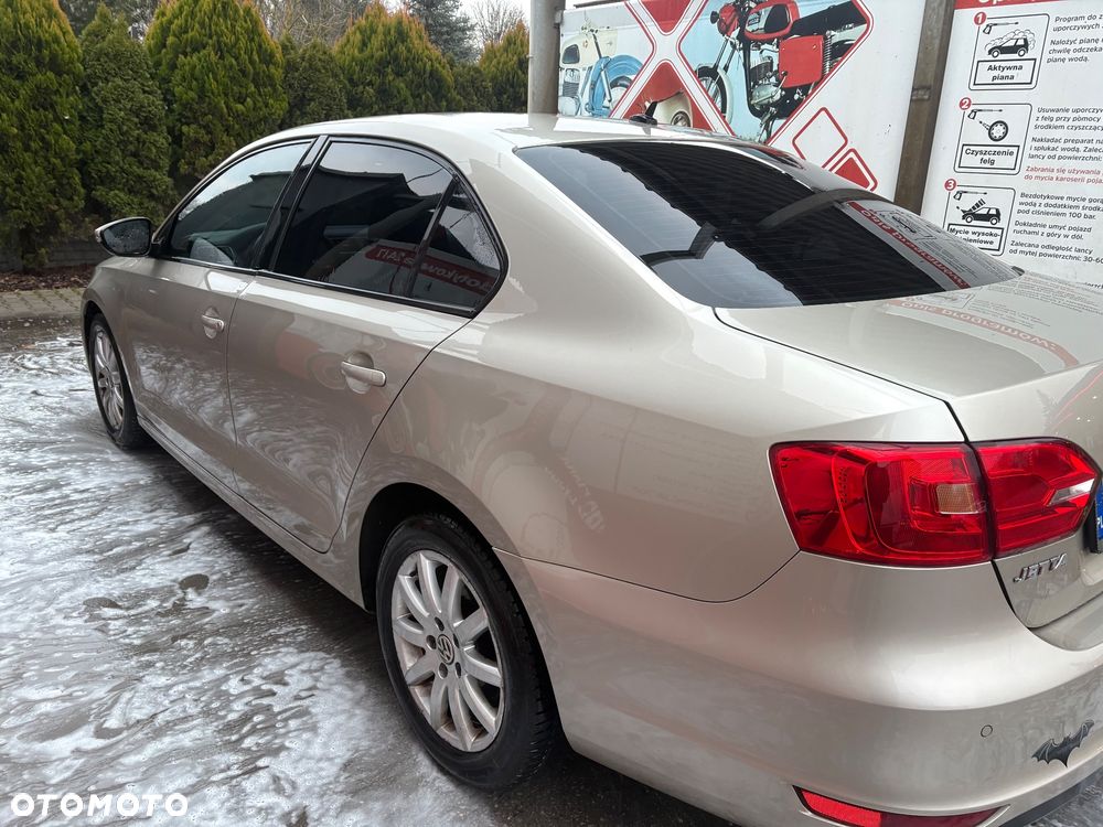 Volkswagen Jetta 1.6 TDI Comfortline - 6