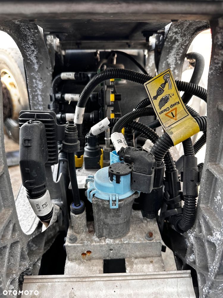 Zbiornik VOLVO adblue kompletny z pompą - 4
