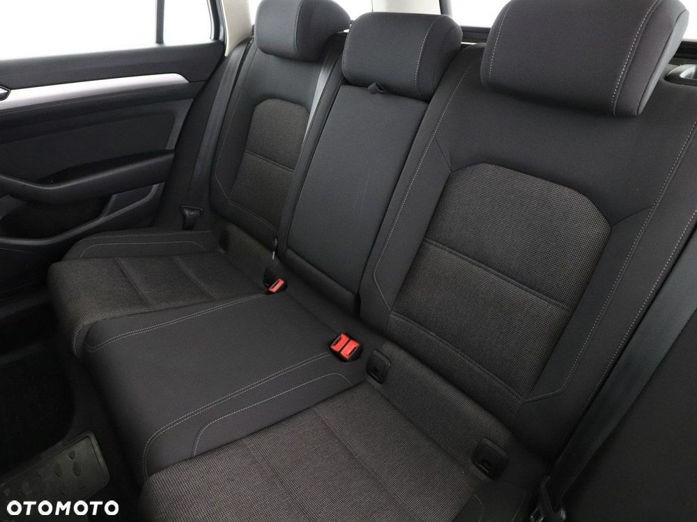 Volkswagen Passat - 17