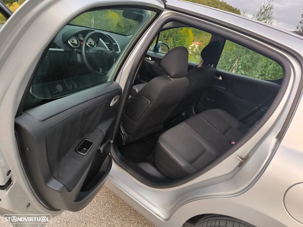 Peugeot 207 1.4 16V Urban - 9